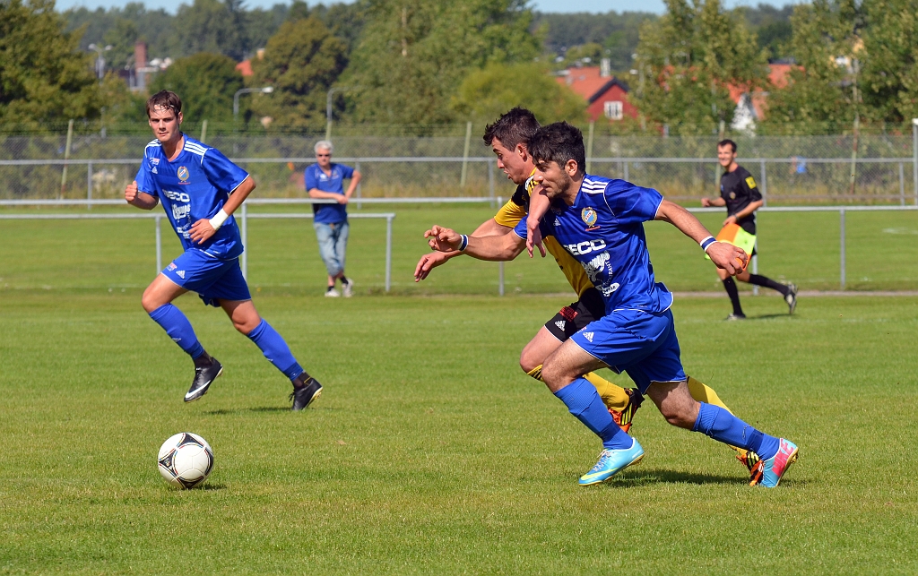 2013_0824_17.JPG - "Zico" rycker sig förbi Fagerstaspelaren