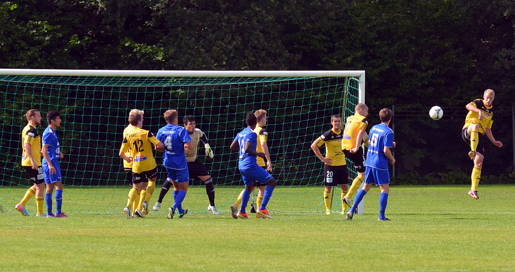 2013_0824_21.JPG - Arbogaförsvaret slår undan bollen efter en hörna