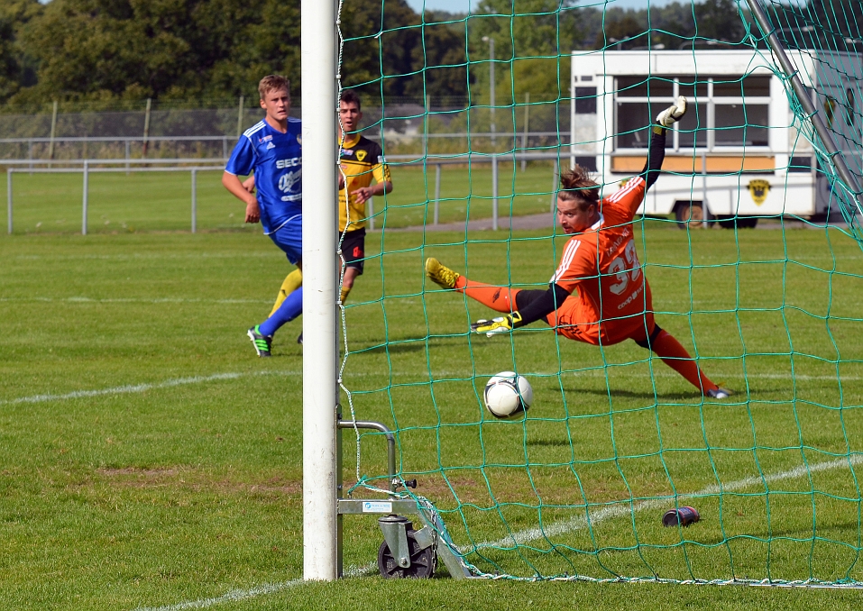 2013_0824_24.JPG - . . . . han skjuter och bollen går förbi målvakten . . . .