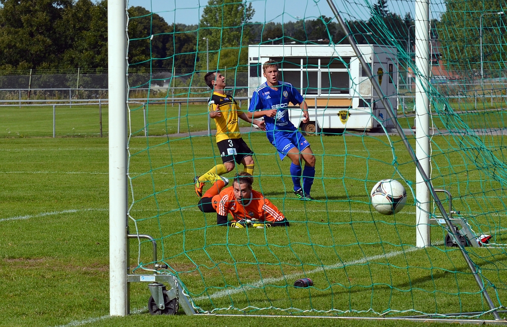 2013_0824_25.JPG - . . . . och bollen går i mål. 4-1 till Arboga