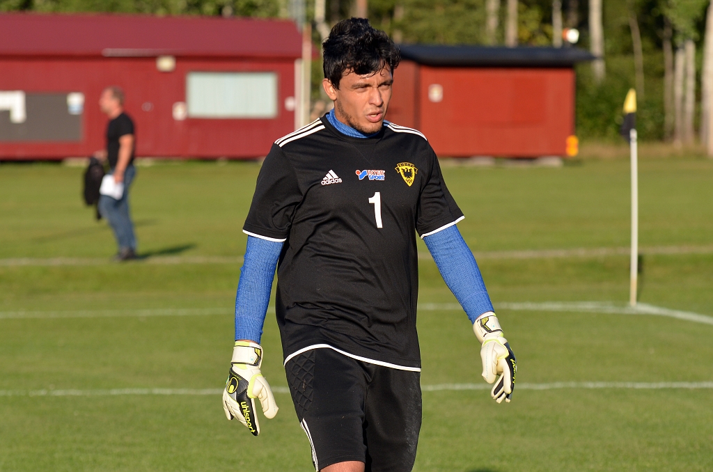 2013_0828_01.JPG - Regis Colombelli Södra's målvakt, ser koncentrerad ut inför dagens match