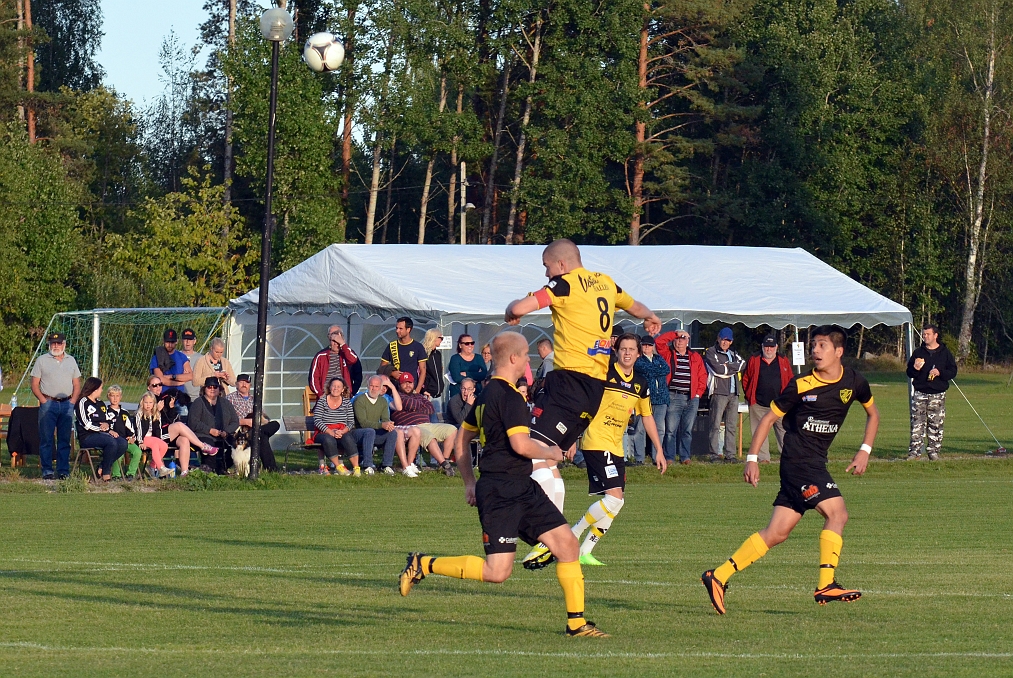 2013_0828_02.JPG - Gustav Gustavsson går upp och nickar undan bollen
