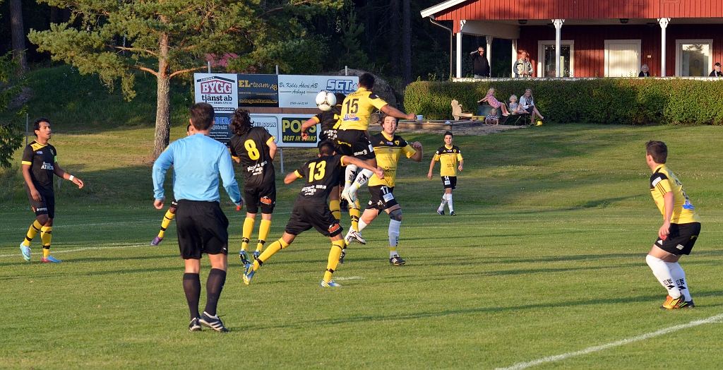 2013_0828_03.JPG - Mack försöker att nå bollen