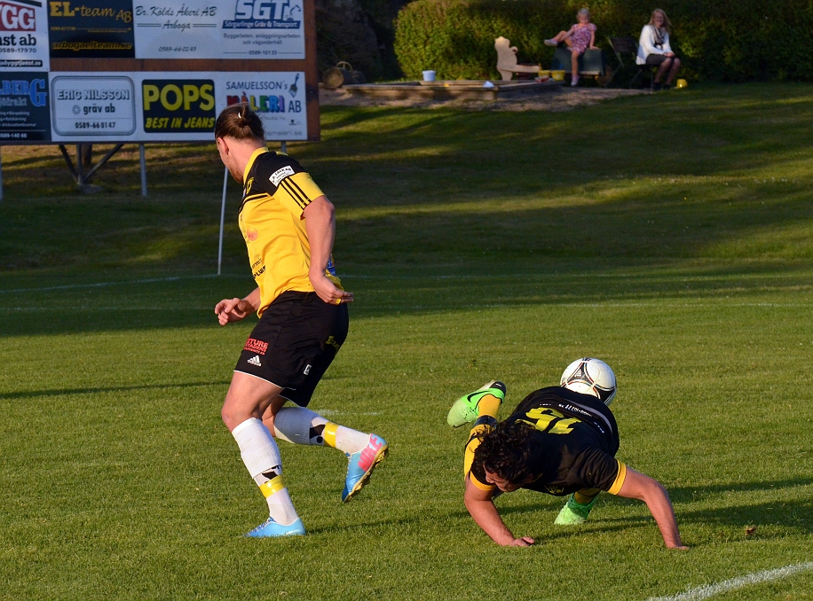 2013_0828_04.JPG - Emil Viborg i närkamp om bollen . . . .