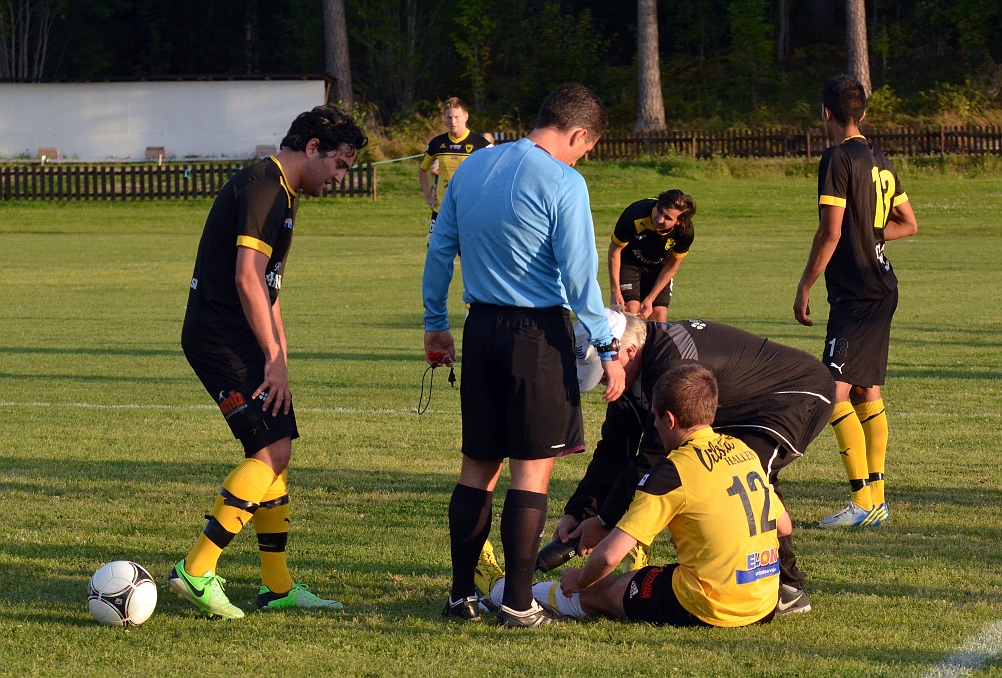 2013_0828_06.JPG - Det var hårda tag ibland och här har Brandon Wade fått en smäll över benen