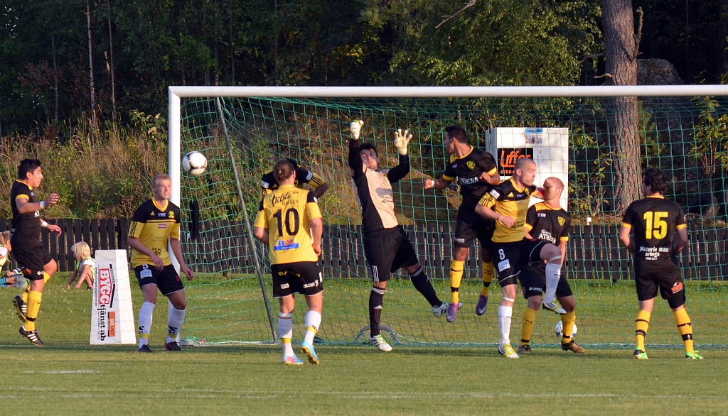 2013_0828_07.JPG - En farlig hörna för Medåker, där bollen är på väg mot Erick Dominquez . . . .