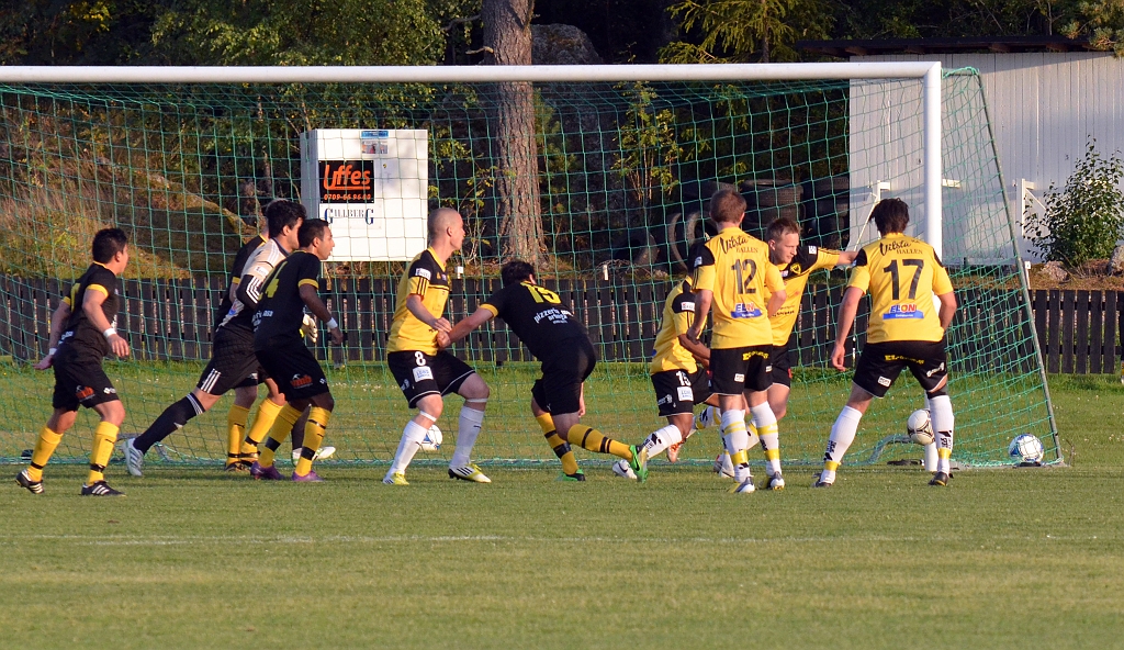 2013_0828_08.JPG - . . . . han nickar bollen mot brtre stolpen men Södraförsvaret får undan bollen till en ny hörna