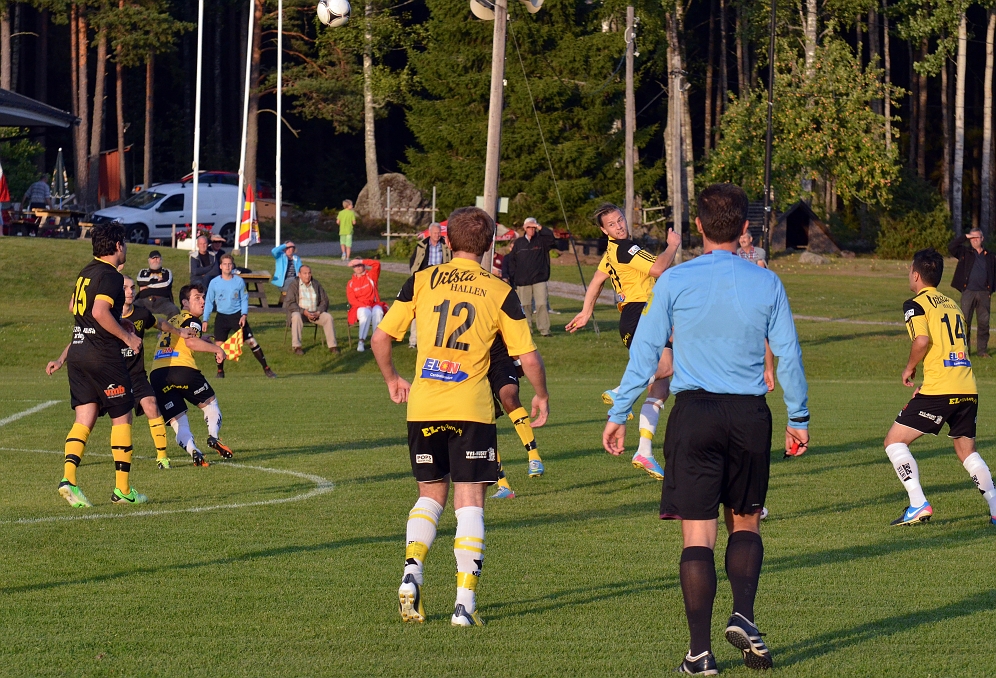 2013_0828_09.JPG - Emil Viborg skarvnickar bollen mot straffområdet