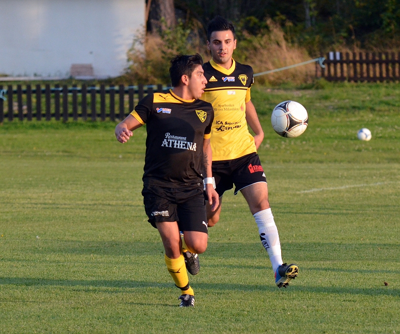 2013_0828_10.JPG - Medåkers Erick Dominquez har Södras Mergim Bekaj bakom sig när han skall ta kontroll på bollen