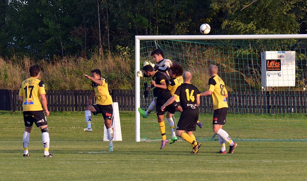 2013_0828_11.JPG - Här nickas bollen över av medåkers anfallare