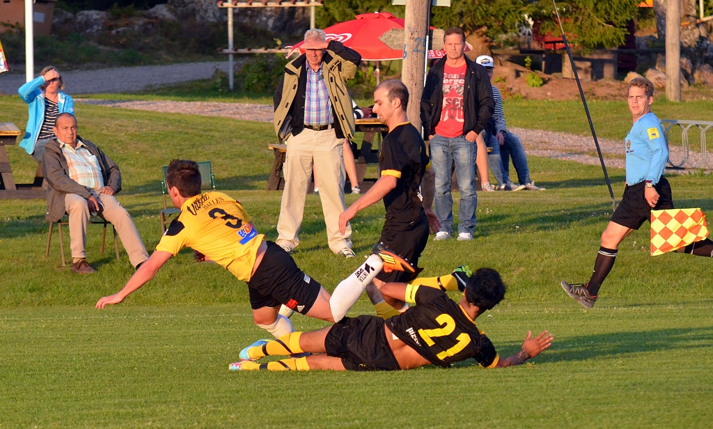 2013_0828_12.JPG - Medåkers Jonas Hammarlund gör en glidtackling på "Zico"