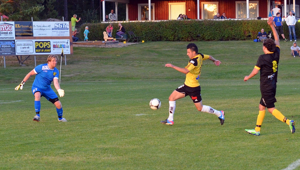 2013_0828_14.JPG - Mergim Bekaj blir frispelad och kommer ensam mot målvakten . . . .