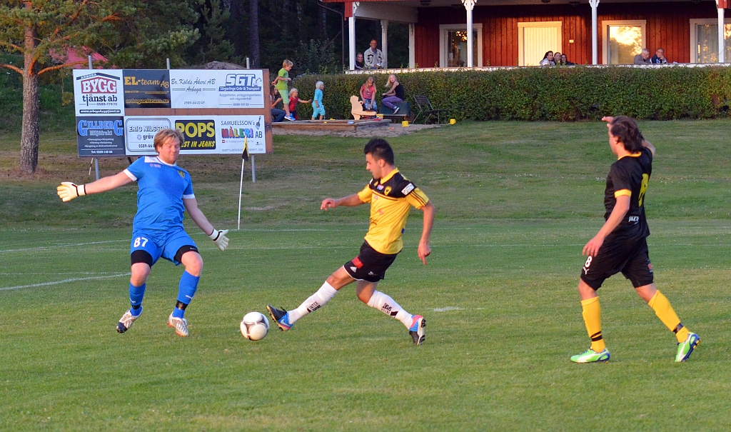 2013_0828_15.JPG - . . . . han rullar behärskat bollen förbi målvakten, 1-0 till Södra