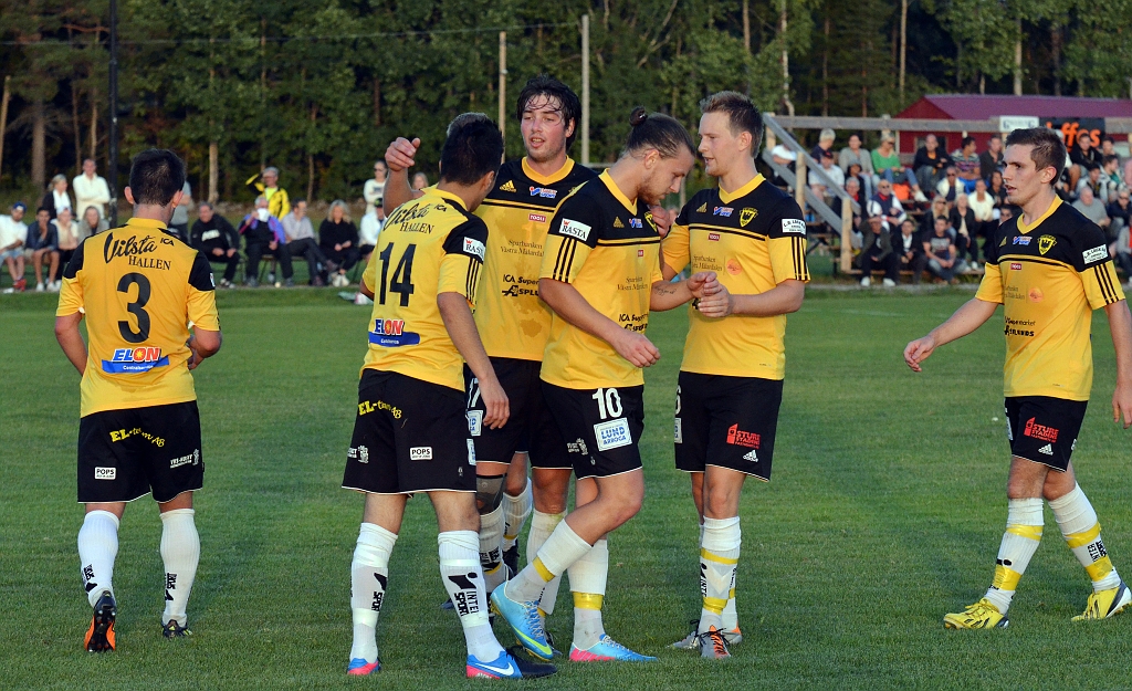 2013_0828_16.JPG - Nöjda Södraspelare efter ledningsmålet