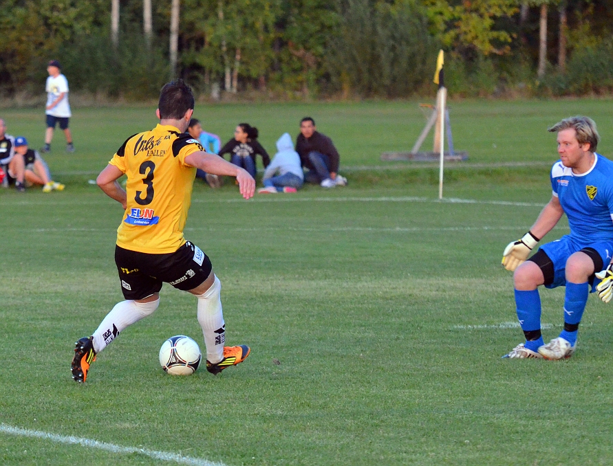 2013_0828_17.JPG - "Zico" kommer fri  med målvakten i början av 2:a halvlek . . . .