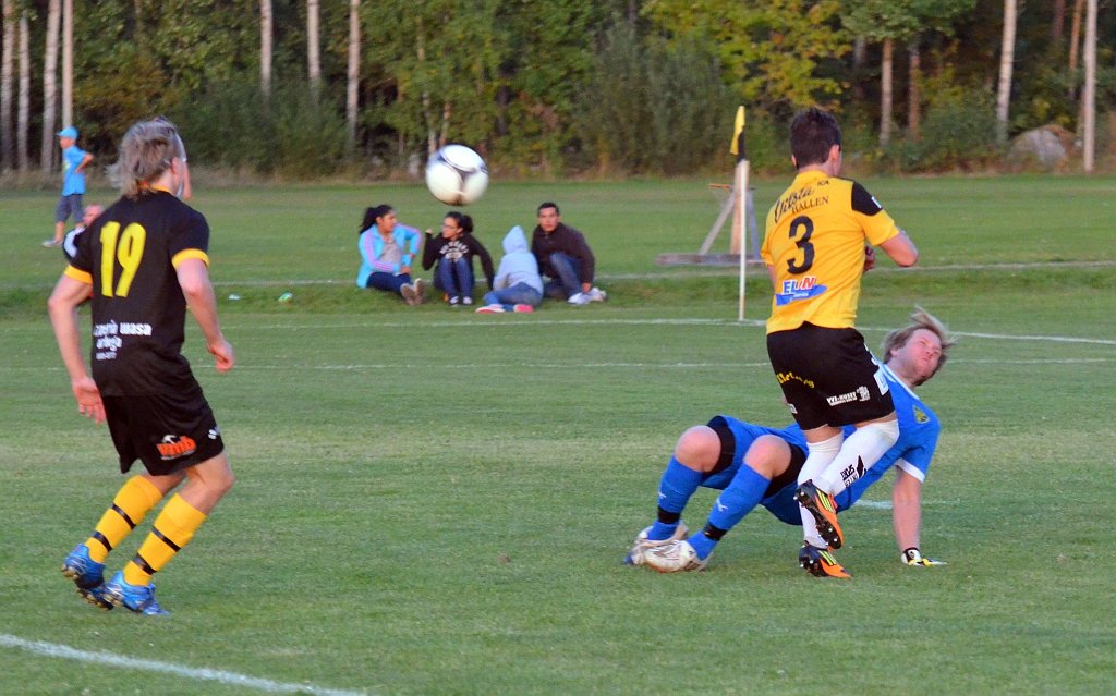 2013_0828_18.JPG - Sebastian Hahne räddar friläget men bollen studsar ut mot plan . . . .
