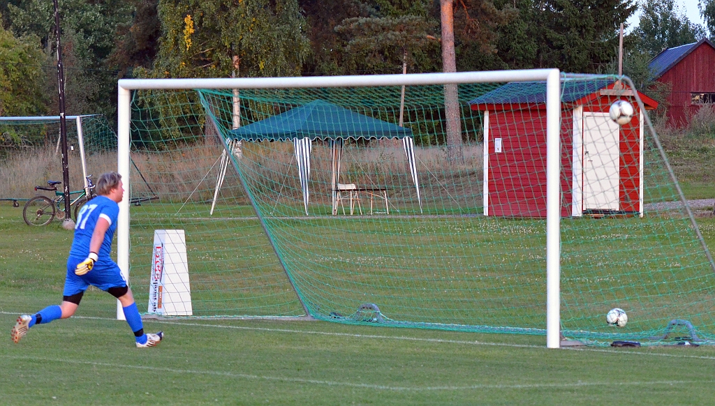 2013_0828_19.JPG - . . . . bollen hamnar hos Brandon Wade som lyfter in den i öppet mål, 2-0 till Södra