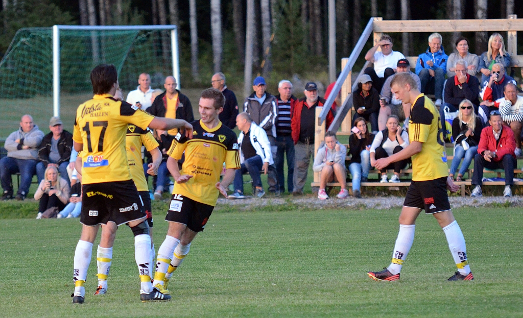 2013_0828_20.JPG - Glada Södraspelare efter målet