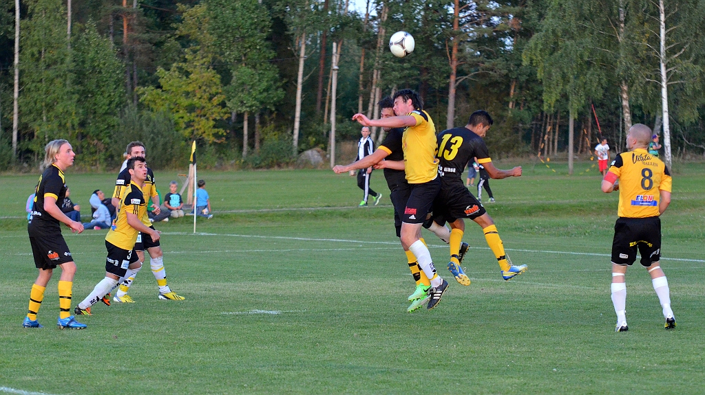 2013_0828_21.JPG - Olle Andersson försöker att nicka bollen i kamp med medåkersspelare