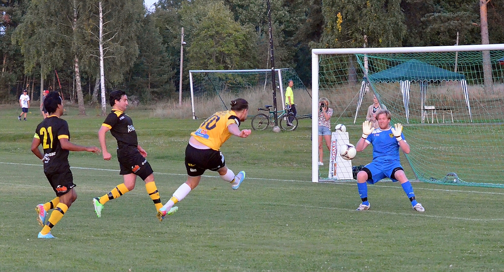 2013_0828_22.JPG - Emil Viborg i bra läge framför målet . . . .