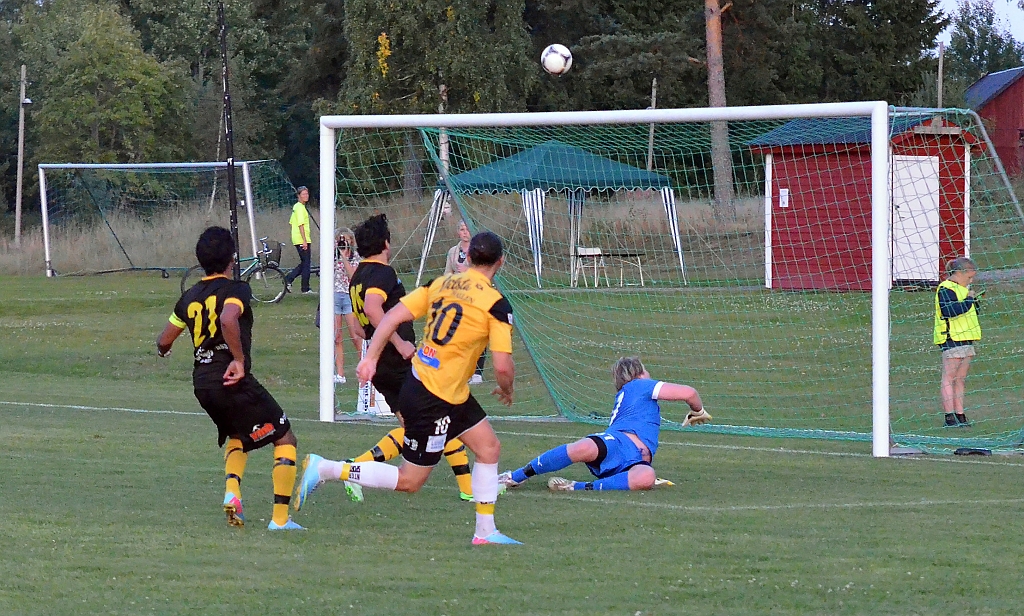 2013_0828_23.JPG - . . . . men Serbastian Hahne tippar bollen över målet