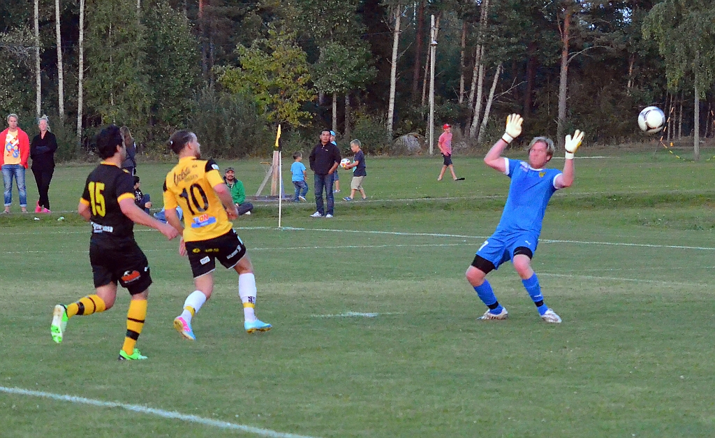 2013_0828_24.JPG - Emil Viborg rinner igenom och skjuter bollen förbi målvakten . . . .