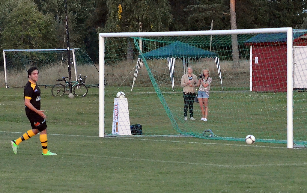 2013_0828_25.JPG - . . . . och bollen går i mål, 3-0 till Södra