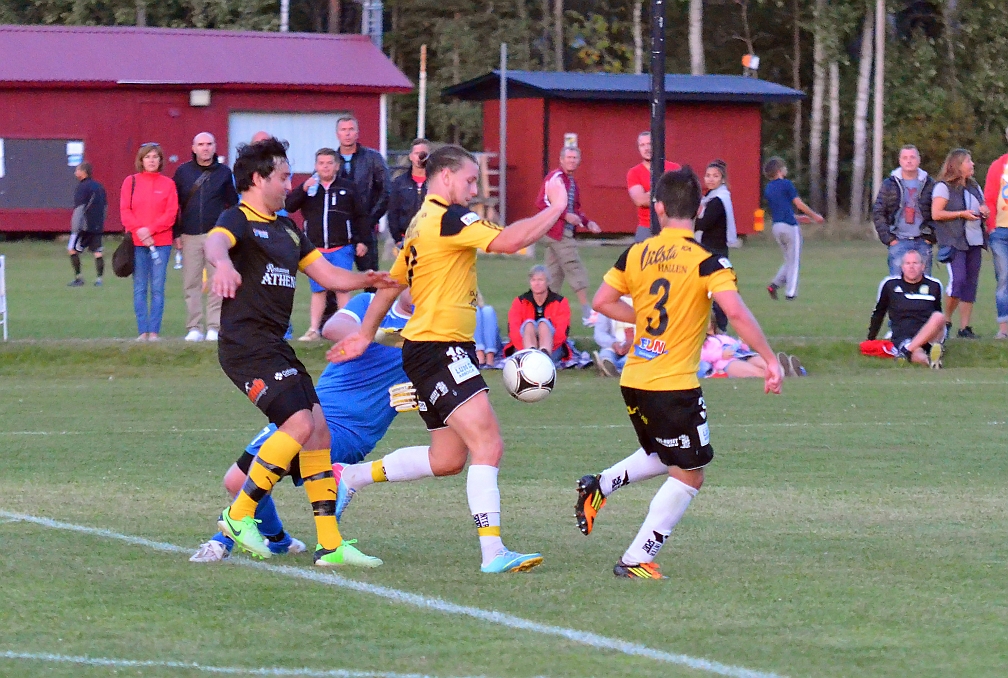 2013_0828_26.JPG - Södras anfallare på väg igenom . . . .