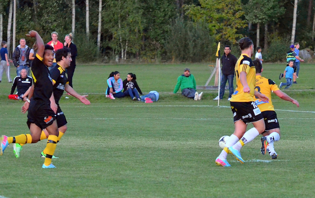 2013_0828_27.JPG - . . . . men det är offside på "Zico"