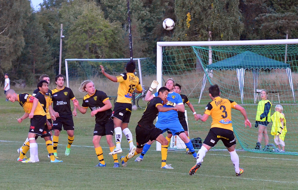 2013_0828_28.JPG - "Mack" går upp och nickar efter en hörna men bollen går över målet