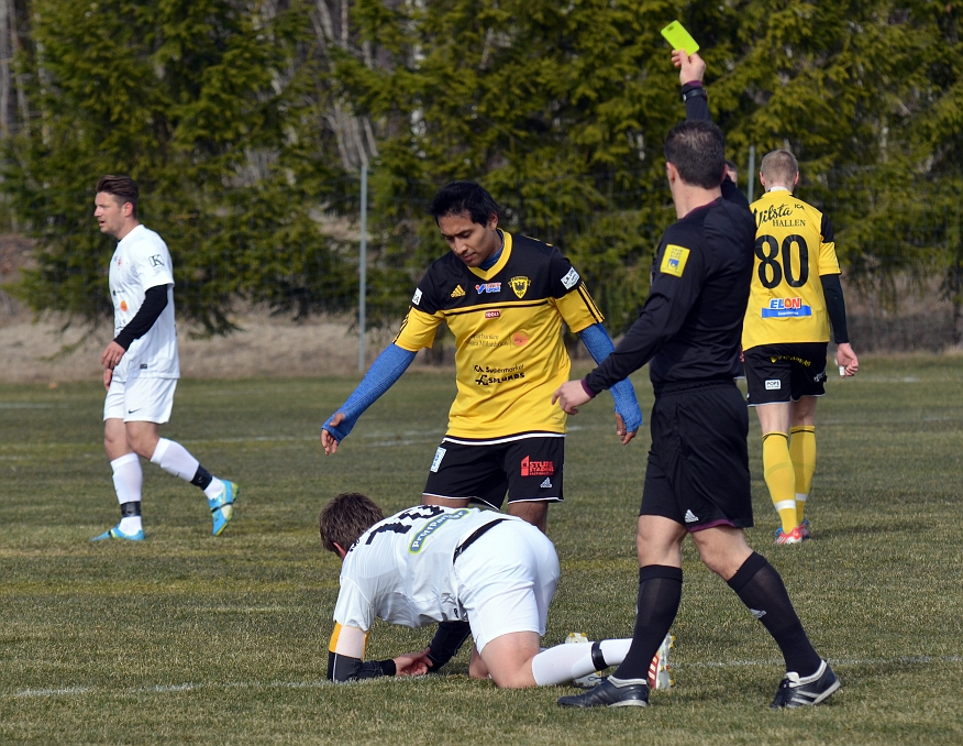 2014_0405_03.JPG - Jonas Hammarlund får ett gult kort tidigt i matchen för en sen glidtackling