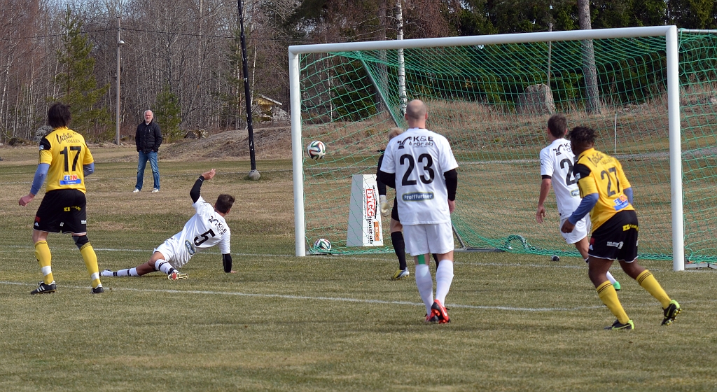 2014_0405_06.JPG - . . . . och Filip Stjernfeldt (utanför bild) trycker in bollen i mål. Kvittering till 1-1.