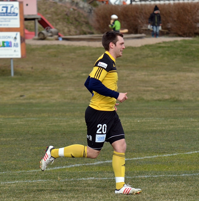 2014_0405_13.JPG - En nöjd Dennis Jansson efter sitt mål