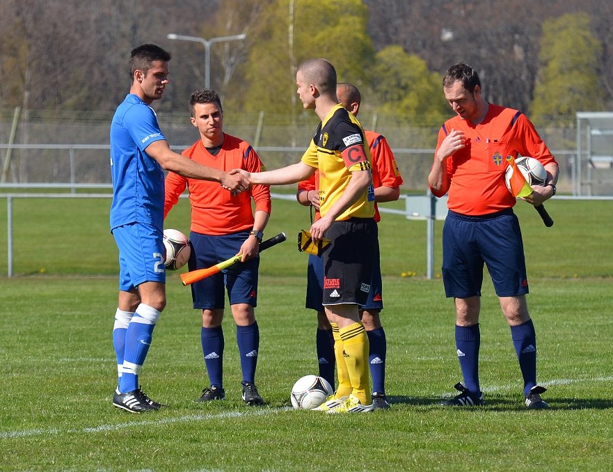 2014_0426_01.JPG - Lagkaptenerna hälsar på varandra och på domarna