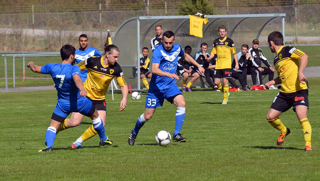 2014_0426_02.JPG - Emil Viborg dribblar fram bollen mot Zico. . . .