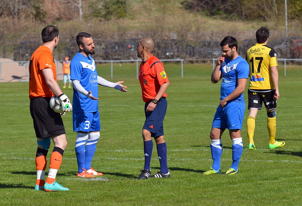 2014_0426_04.JPG - . . . . Domaren tar upp det röda kortet, målchansutvisning. . . .