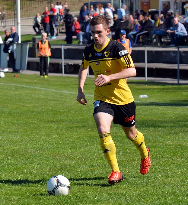 2014_0426_09.JPG - Brandon Wade driver fram bollen från kanten