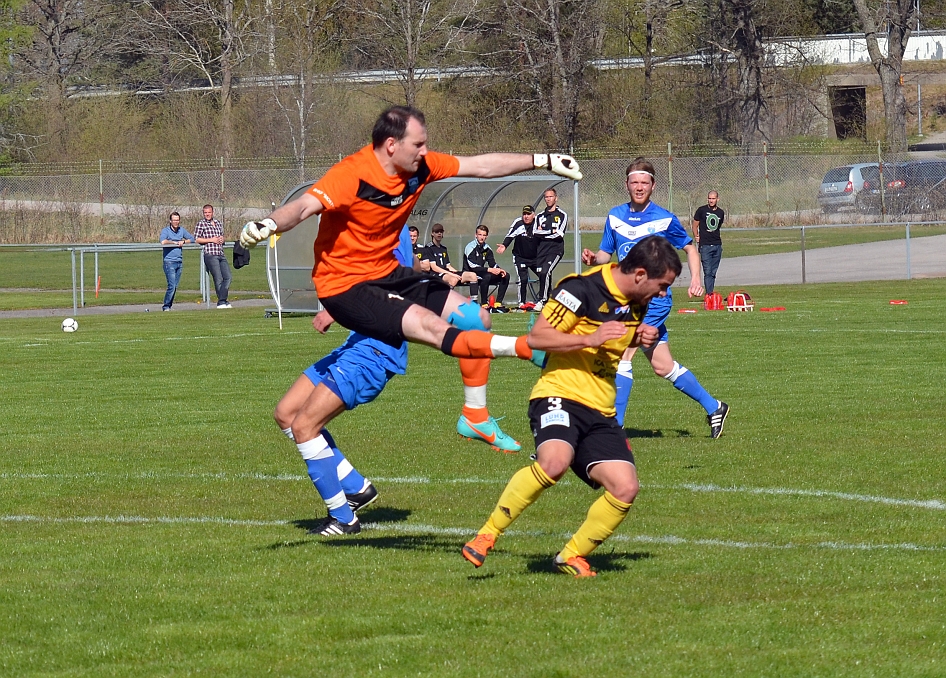 2014_0426_21.JPG - Målvakten kommer ut med fart