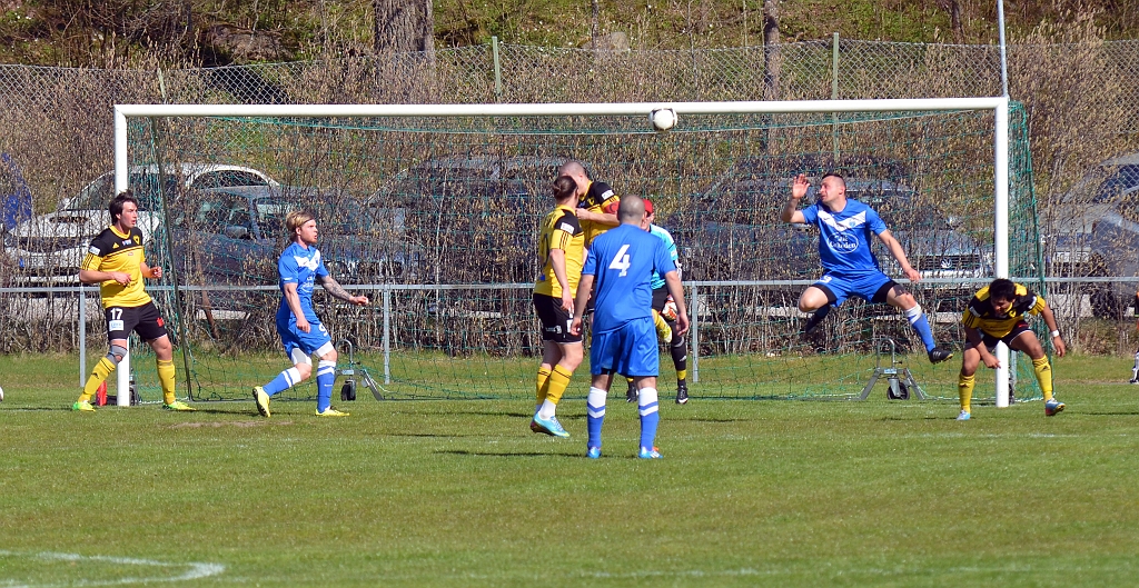 2014_0426_22.JPG - En farlig BSK chans på frispark med en skarvnick, men bollen går utanför målet