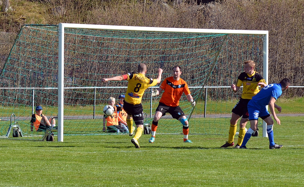 2014_0426_27.JPG - Nära att Gustav får bollen på mål efter en frispark