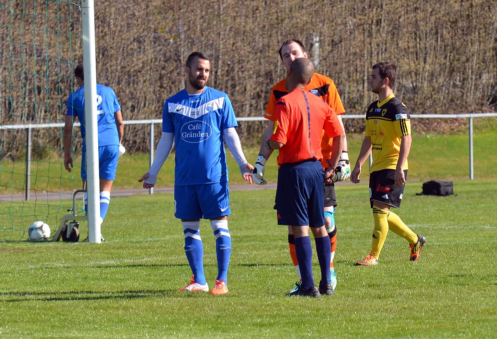 2014_0426_32.JPG - Lite protester från BSK, Zico skall lägga straffen