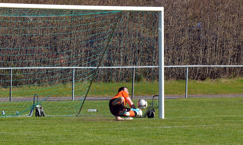 2014_0426_33.JPG - Målvakten går åt rätt håll och lyckas hålla bollen framför mållinjen