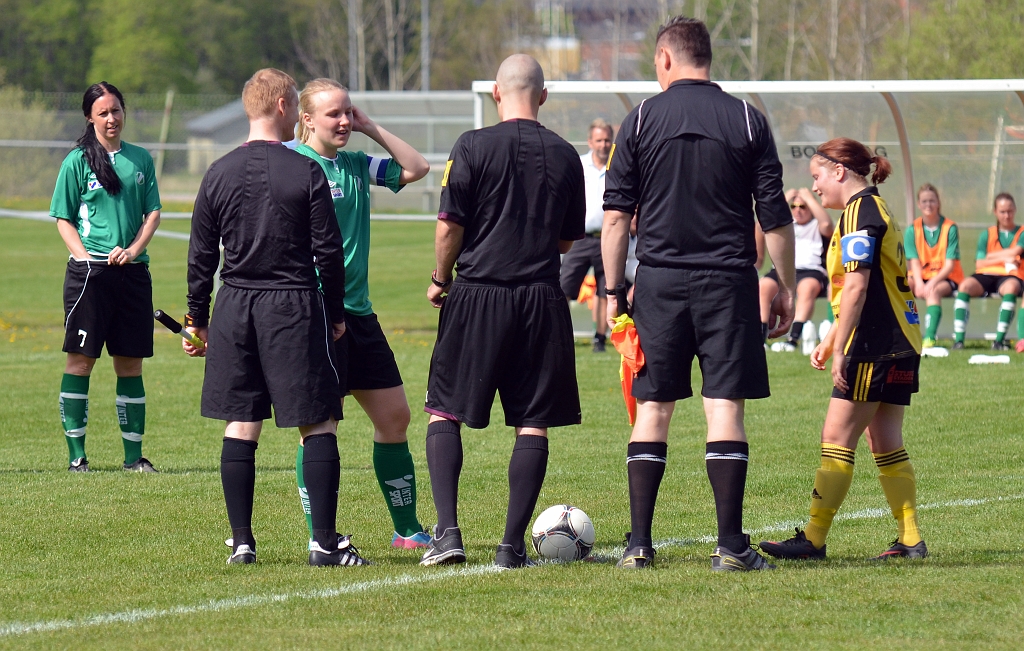 2014_0517_02.JPG - Lagkaptenerna hälsar på domarna