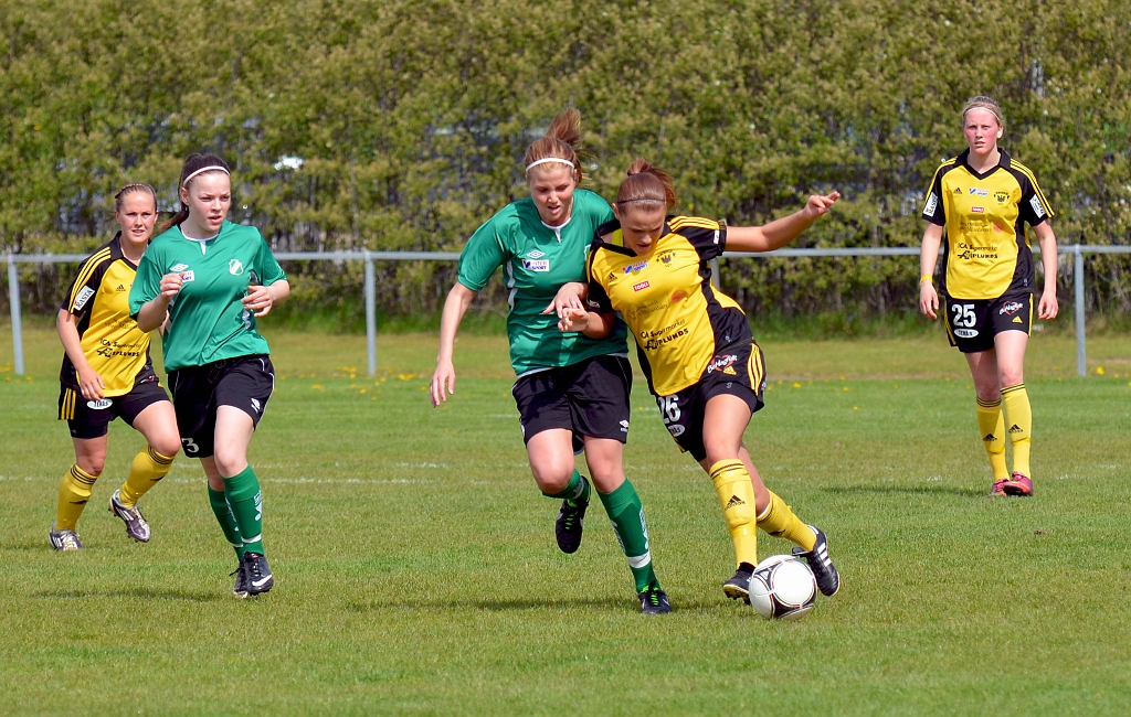 2014_0517_03.JPG - Stina Åberg Johansson i närkamp med en Irstaspelare