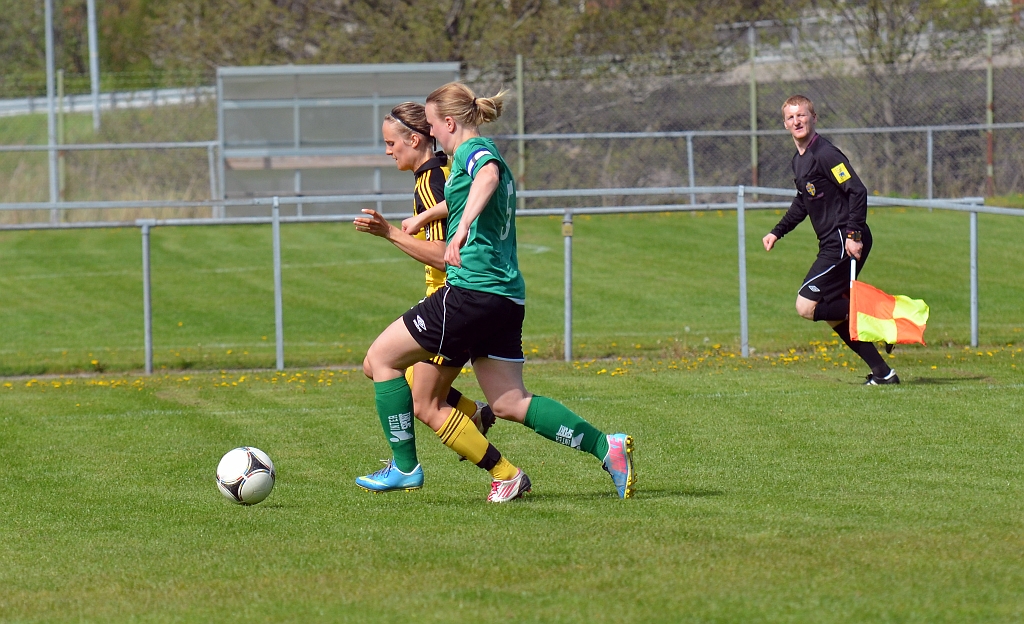 2014_0517_04.JPG - Nina Henriksson försöker att komma förbi Irstabacken