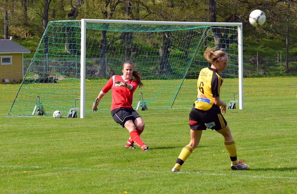 2014_0517_06.JPG - Irstamålvakten trycker iväg bollen efter en hemåtpassning