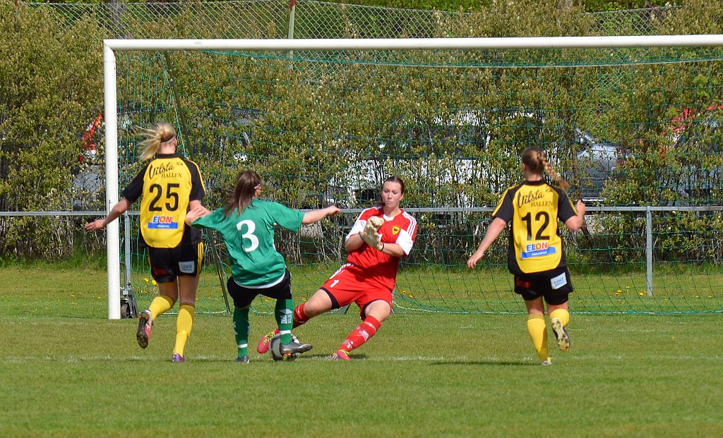 2014_0517_07.JPG - Södramålvakten Diana Karlsson får ett motlägg på bollen och Jennifer Axelsson kan sedan få undan bollen från målet