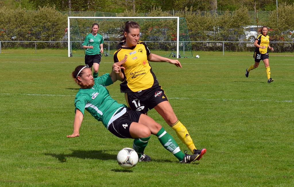 2014_0517_08.JPG - Södra's Karolin Björklund fälls och får frispark