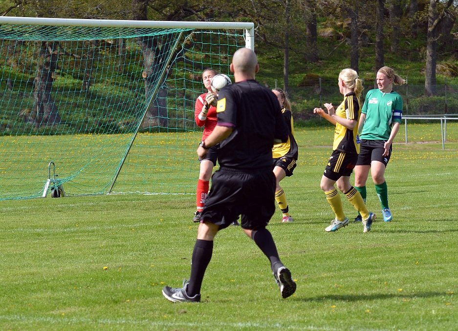 2014_0517_09.JPG - Irstamålvakten och en Södraspelare springer ihop. . . .