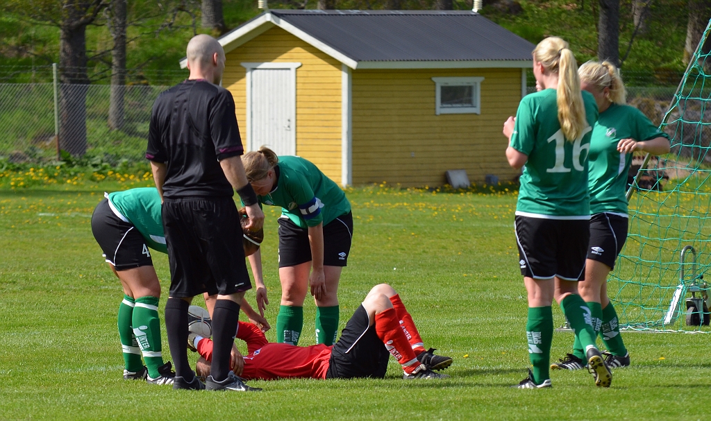 2014_0517_10.JPG - . . . . och målvakten får en smäll i ryggen men kommer upp på benen och kan fortsätta matchen